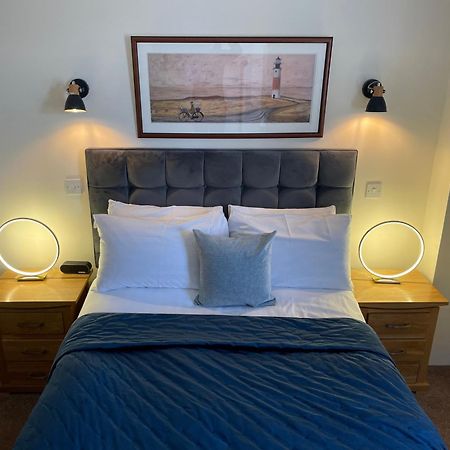 The Red Lion Hotel Кромер Екстер'єр фото A bedroom at The Old Post Office