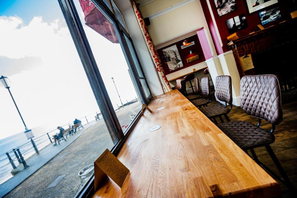 The Red Lion Hotel Кромер Екстер'єр фото Interior of the cafe