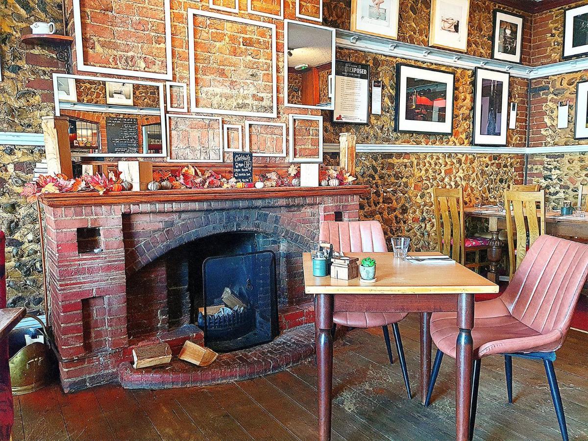 The Red Lion Hotel Кромер Екстер'єр фото The interior of the restaurant