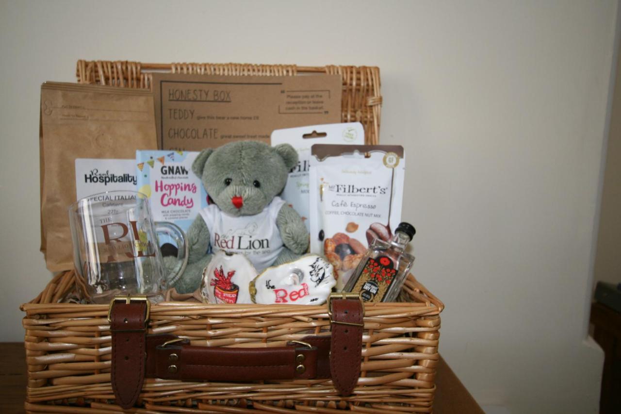 The Red Lion Hotel Кромер Екстер'єр фото A baby hamper