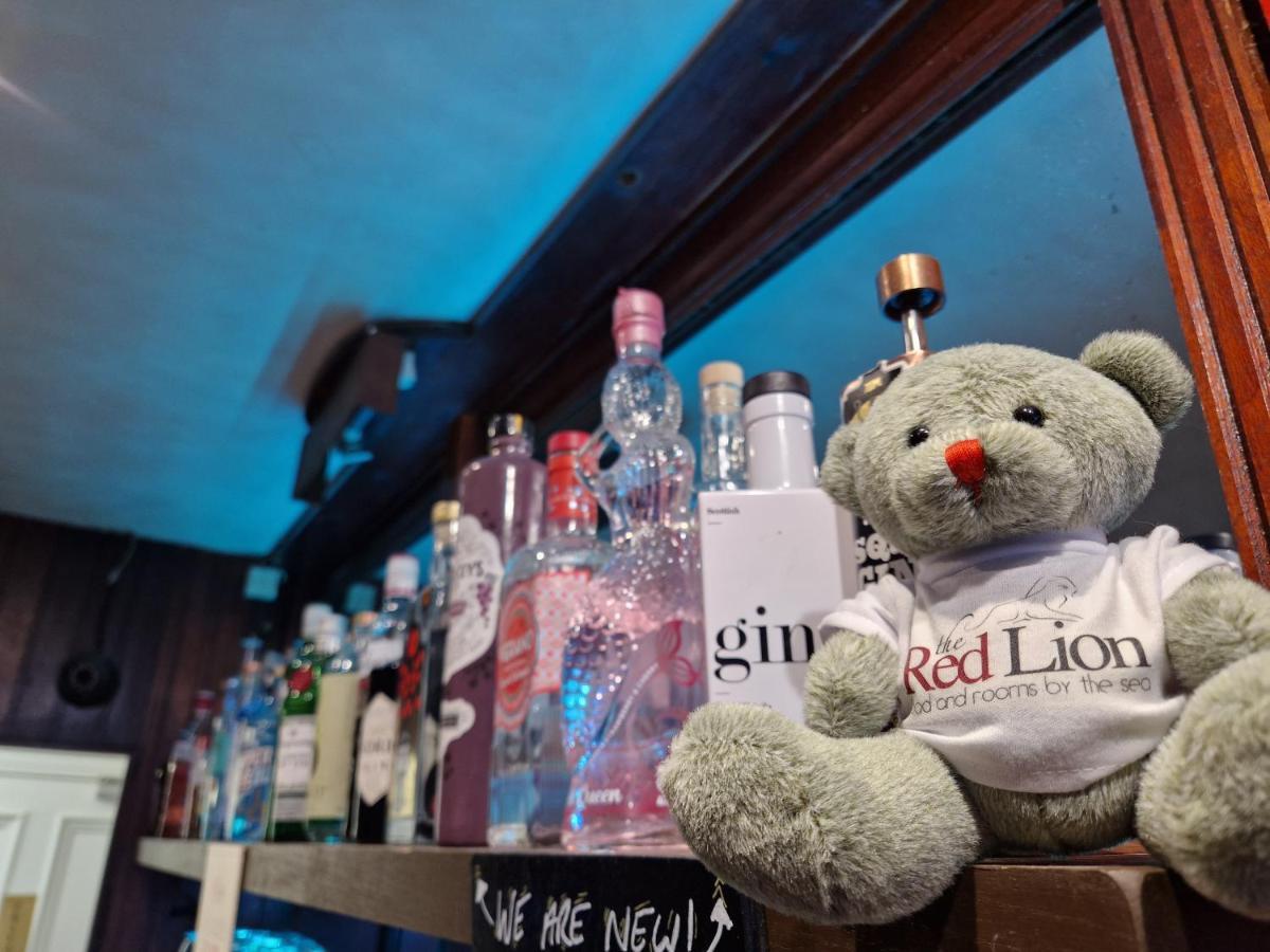The Red Lion Hotel Кромер Екстер'єр фото Red Lion mascot