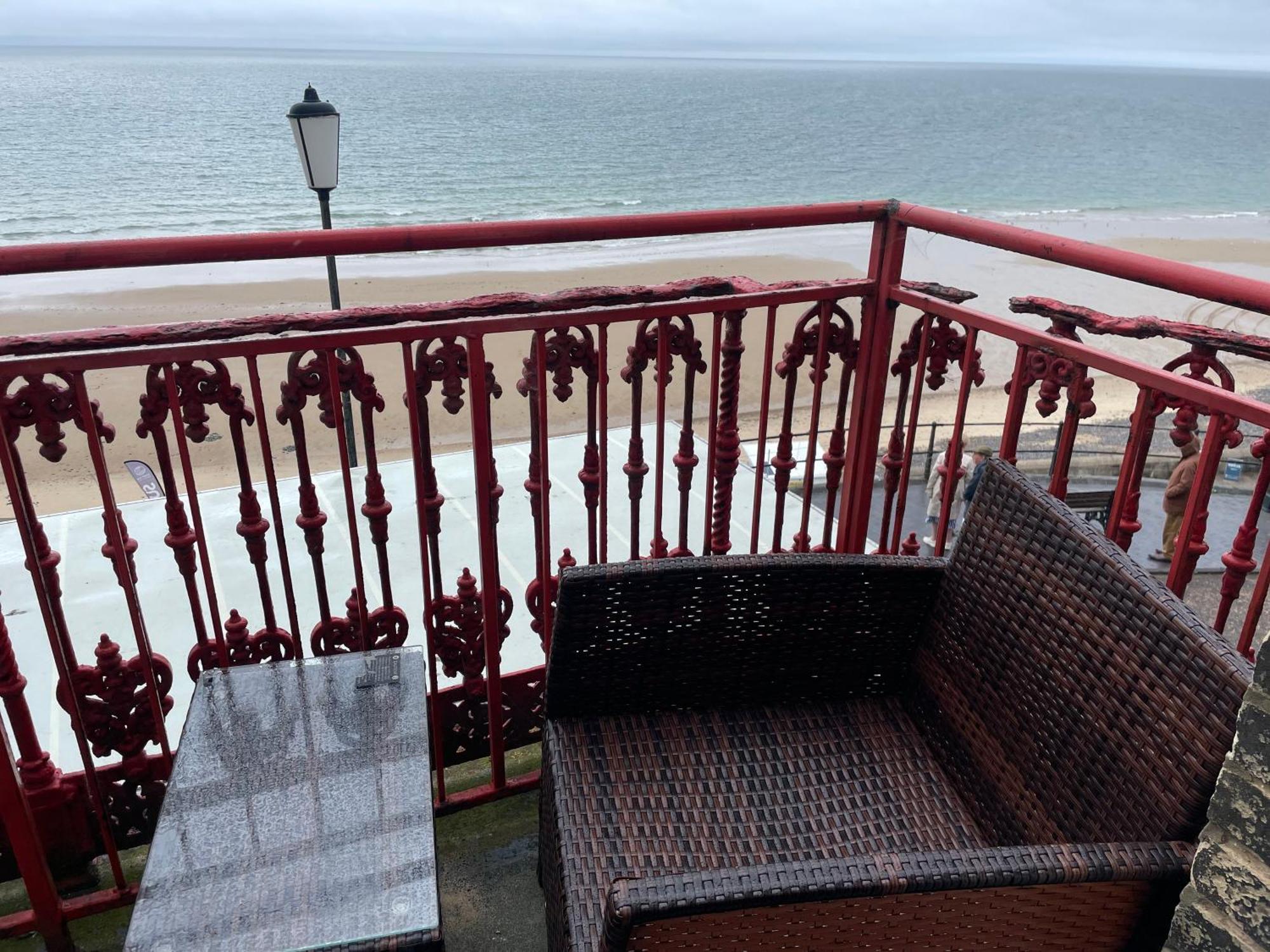 The Red Lion Hotel Кромер Екстер'єр фото The balcony of the hotel
