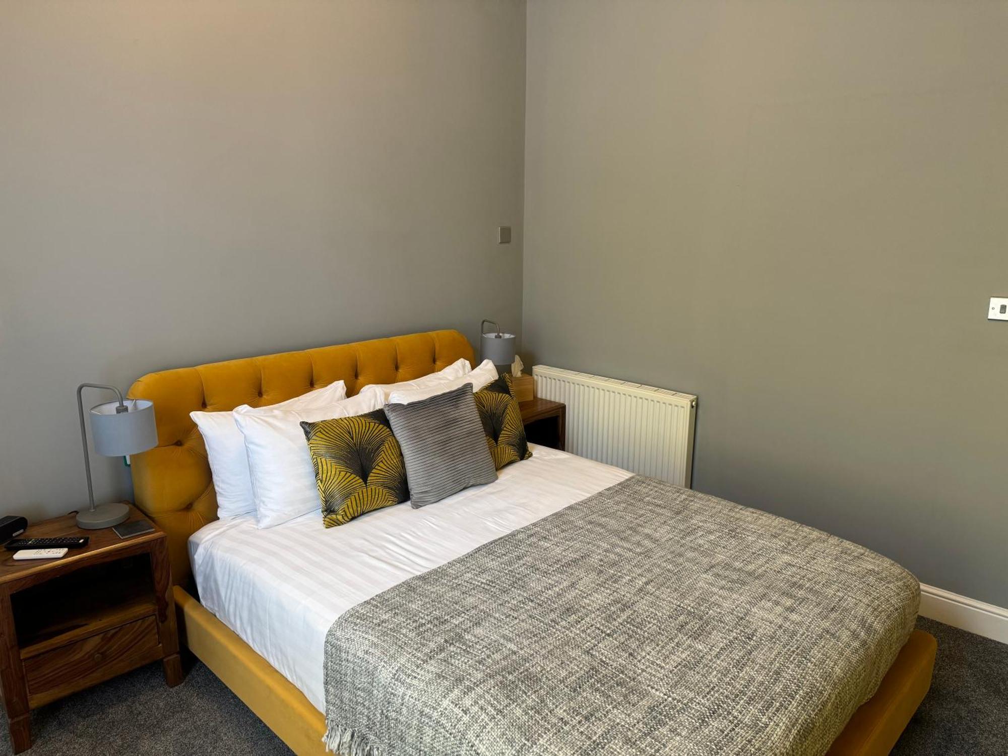 The Red Lion Hotel Кромер Екстер'єр фото A bedroom at the hotel