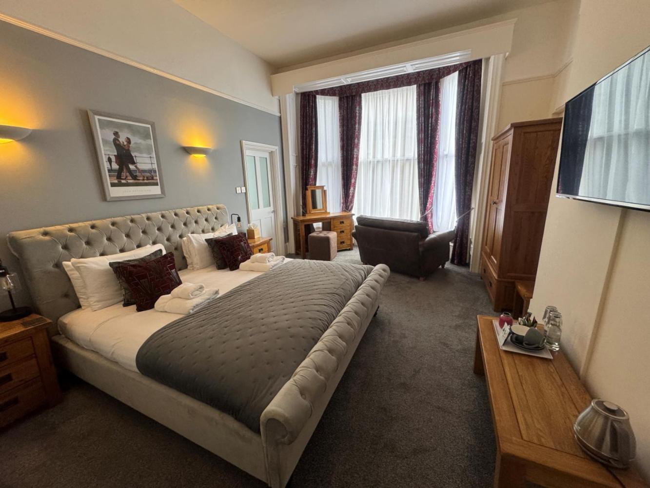 The Red Lion Hotel Кромер Екстер'єр фото A bedroom at the hotel