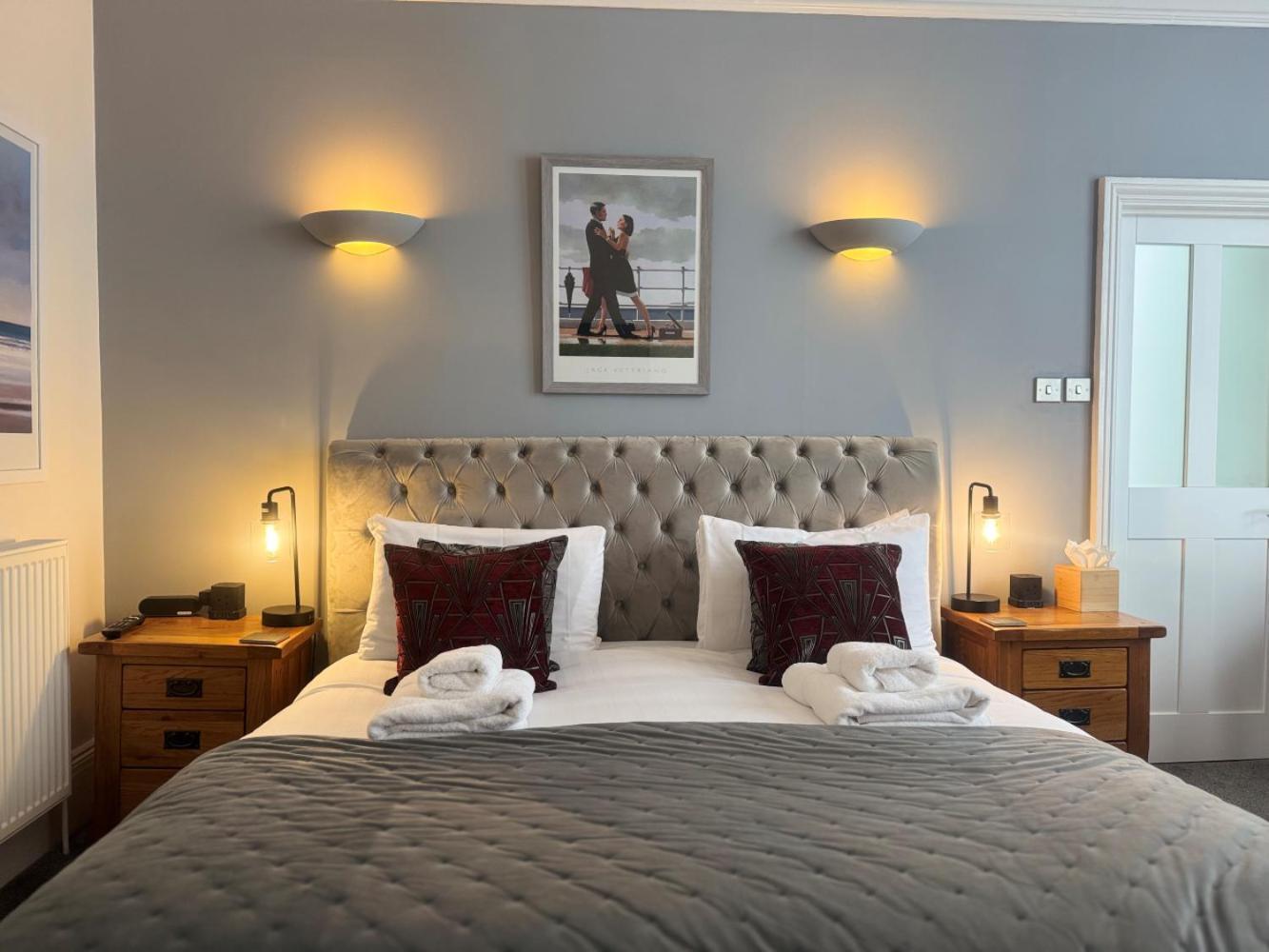 The Red Lion Hotel Кромер Екстер'єр фото A bedroom at the hotel