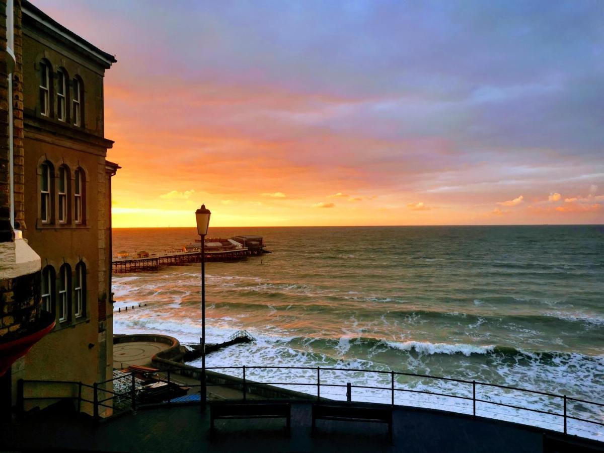 The Red Lion Hotel Кромер Екстер'єр фото Sunset at the harbour